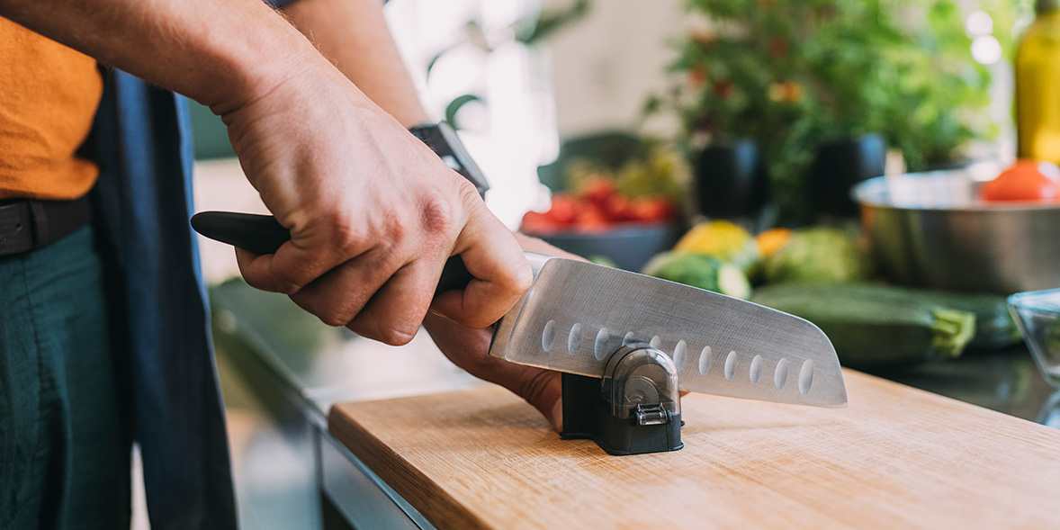 You are currently viewing The Ultimate Guide to Knife Sharpeners: Enhance Efficiency and Safety in the Kitchen